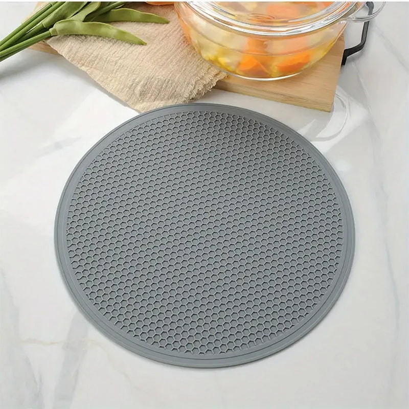 Mato de silicone de 25 cm, resistente ao calor, antiderrapante e com design de colmeia. Ideal para suportar panelas, copos e proteger superfícies de cozinha.