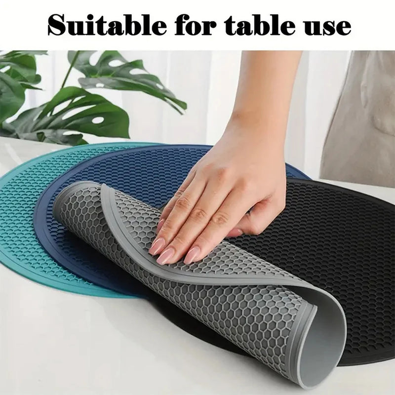 Mato de silicone de 25 cm, resistente ao calor, antiderrapante e com design de colmeia. Ideal para suportar panelas, copos e proteger superfícies de cozinha.